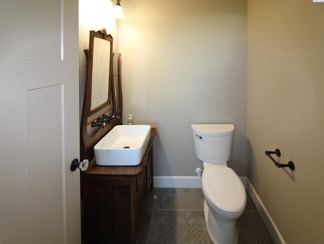 Building Photo - 4 bed, 3 bath home in Richland