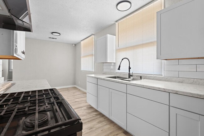 Foto del edificio - 2105 Butternut Ln