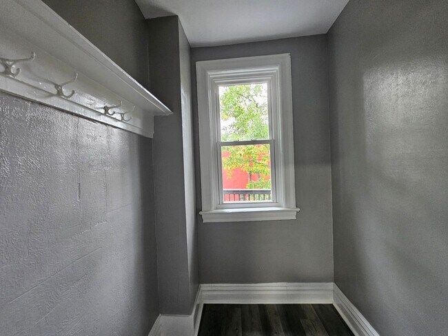 Photo - Fully updated 3 Bedroom 1 Bath Apartment f...