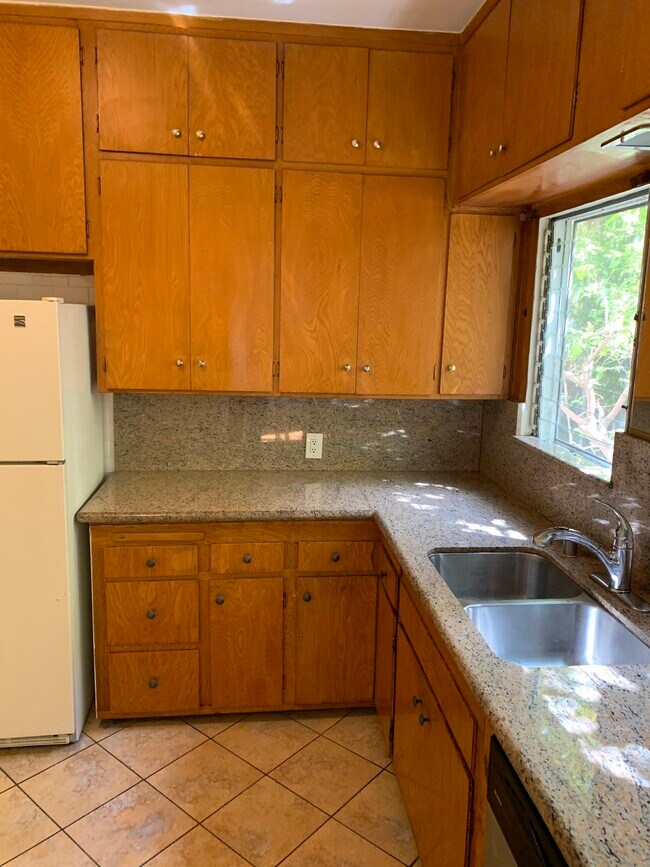 Cocina con encimeras de granito - 172 S Sycamore Ave