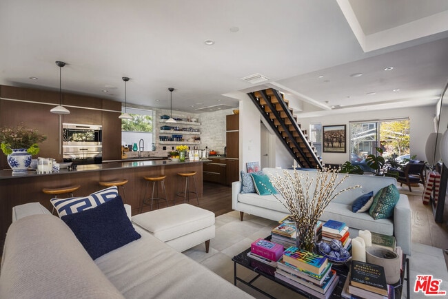 Foto del edificio - 814 Crestmoore Pl