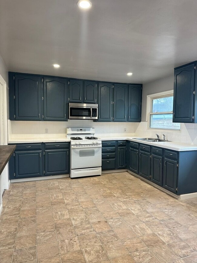 Building Photo - Spacious Coastal Home with Ocean Views and...