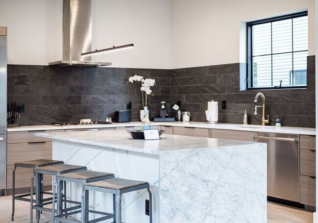Kitchen - 460 South Ln
