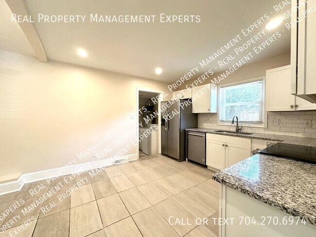 Building Photo - Charming 3BR/2BR Home in Charlotte!