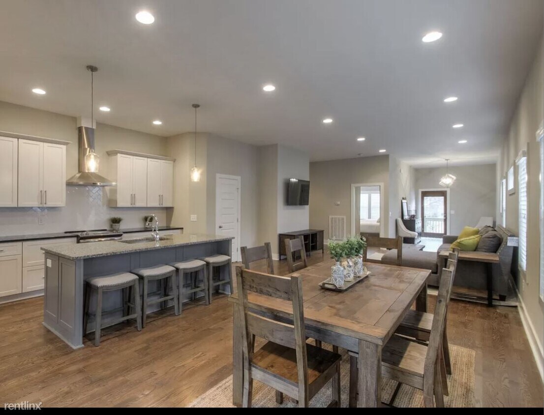 Foto principal - 4 br, 2.5 bath House - 421 Moore Avenue B