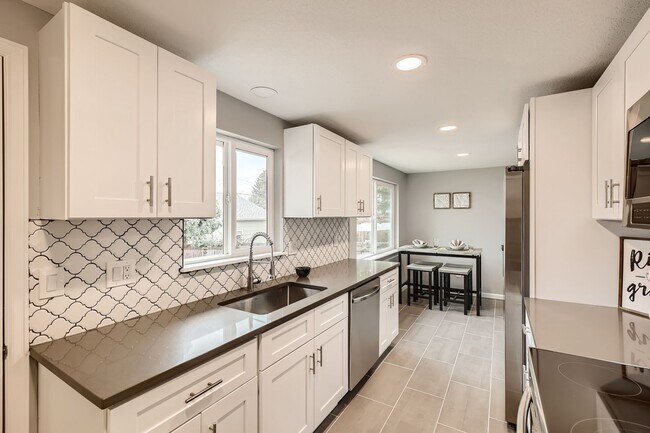 Building Photo - Charming 3BR Townhome in Englewood