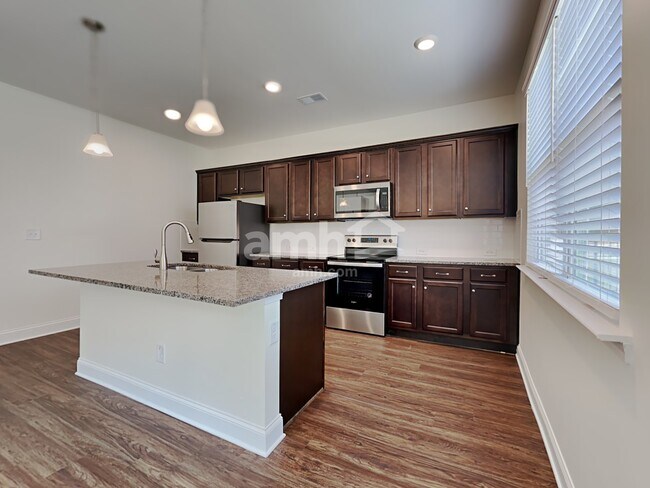 Foto del edificio - 7043 Creeksong Dr