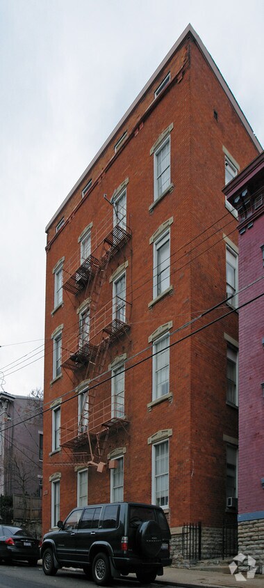 Building Photo - 554 Milton St
