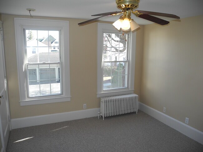 Segundo dormitorio con vistas al patio trasero. - 69 Brinkerhoff St