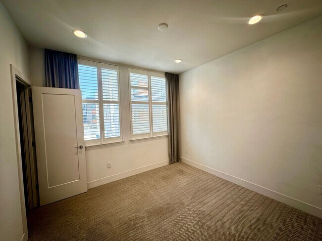 Building Photo - Lovely 3 BEDROOM 3 BATH!!