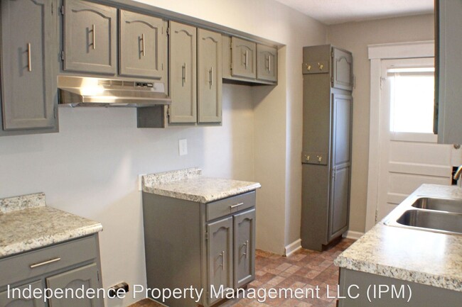 Building Photo - 3 br, 1 bath House - 2720 Dwight Avenue