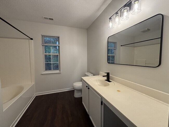 Foto del edificio - Newly Renovated 3 BR 2.5 Bath home in Oak ...