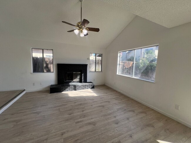 Building Photo - 3 Bedroom 2 Bath!