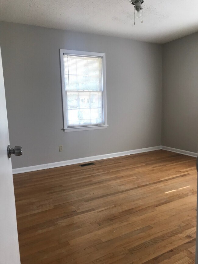 Foto del edificio - 5947 Lexington Dr