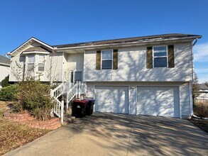 Building Photo - 711 Hallbrooke Dr