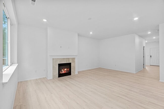Building Photo - Two-Story Port Orchard Home