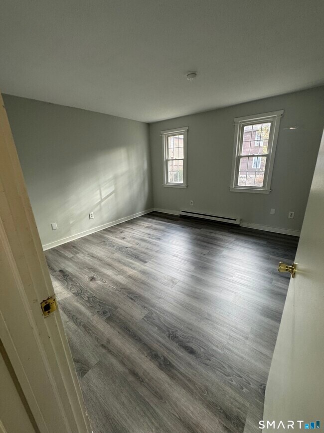 Foto del edificio - 239 Old Farms Rd