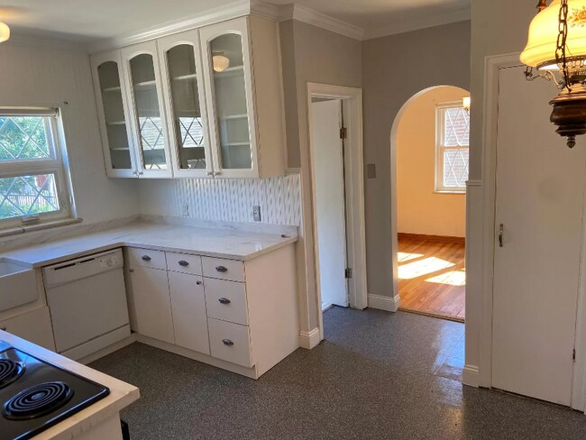 Foto del edificio - *COMING 9/15/2026* 3 Bedroom 2 Bathroom Single Family Home in the Avenues!!