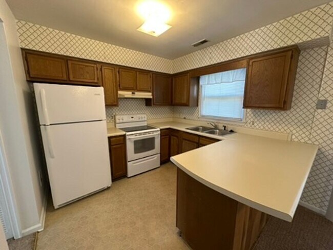 Building Photo - 2 Bedroom 1.5 Bath Townhome