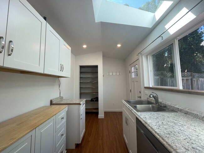 Foto del edificio - Charming 2-Bedroom Cottage in Rose City Pa...