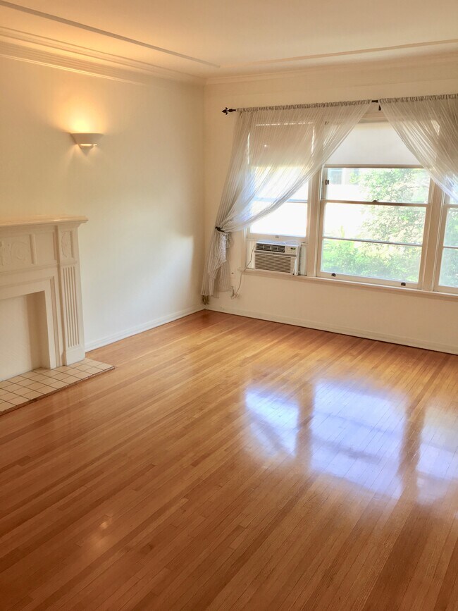 Living rm looking onto jasmine tree - 1315 N Alta Vista Blvd