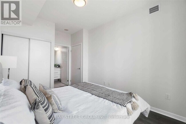 Building Photo - 66 Forest Manor Rd