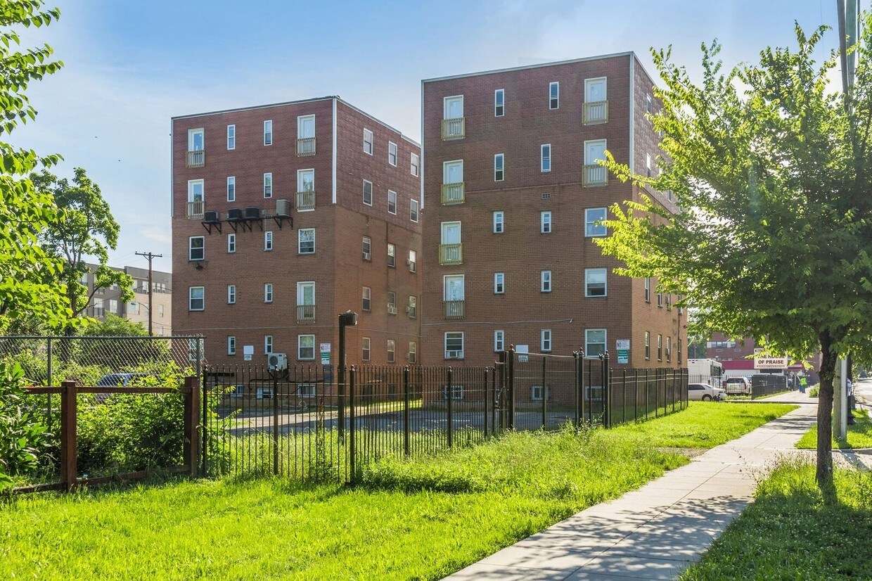 Primary Photo - 700 51st St NE