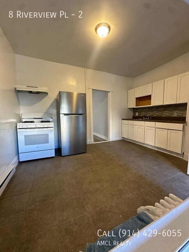 Building Photo - 8 Riverview Pl