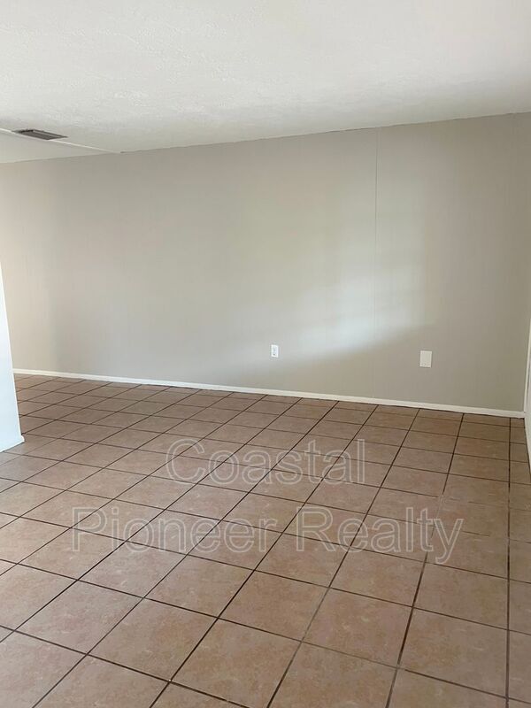 Building Photo - 5829 Elm St