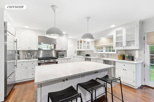 Foto del edificio - 35 Hayground Cove Rd