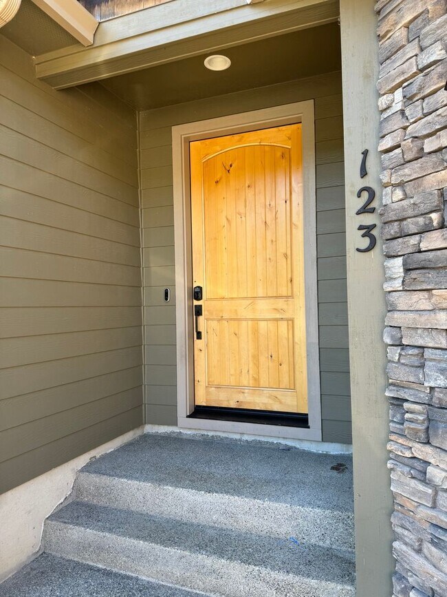 Foto del edificio - Newer Winchester 4 bedroom 2 bath home