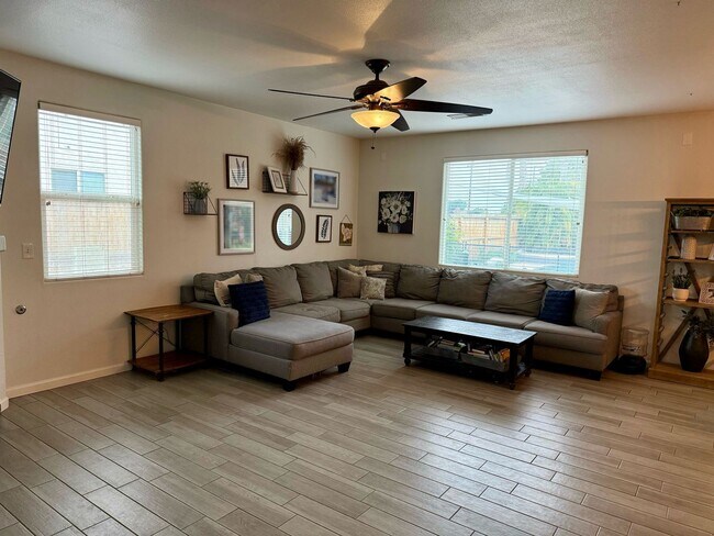 Foto del edificio - Spacious North Bakersfield Home with pool!