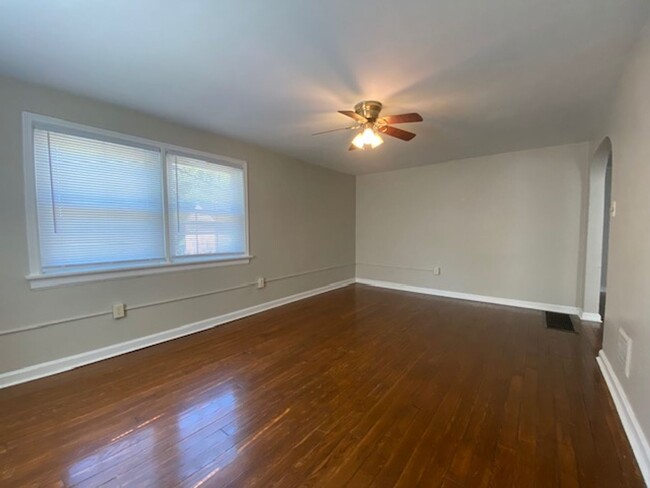 Building Photo - 607-607-607-602 Lucas Dr