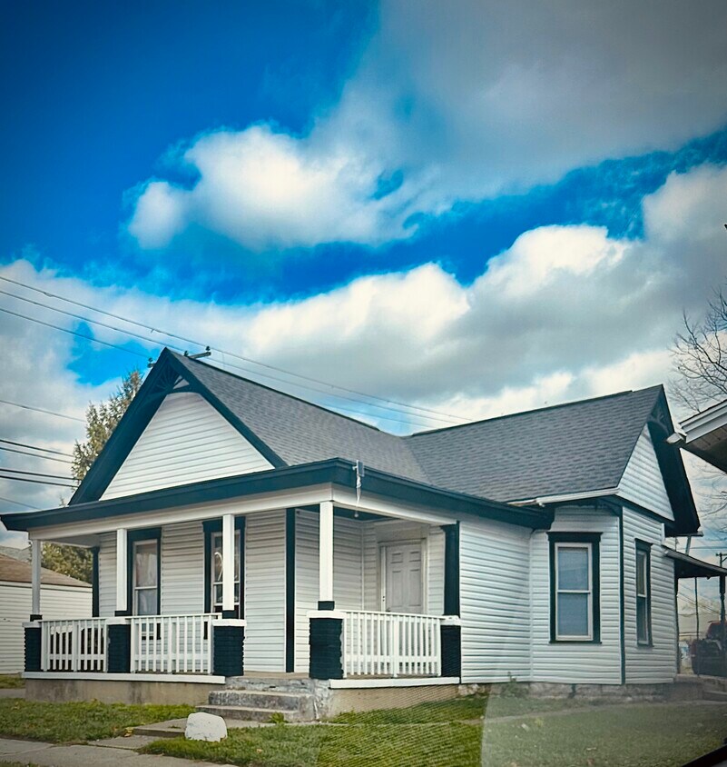 Primary Photo - 16 S McGee St