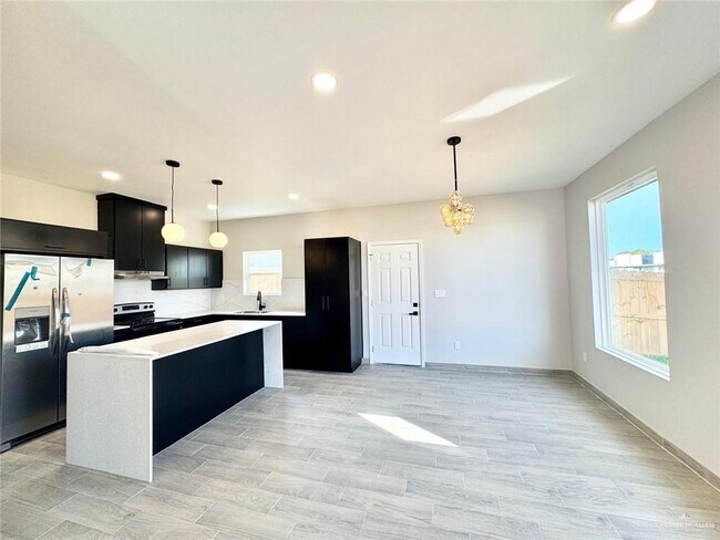 Building Photo - 27 Selena St