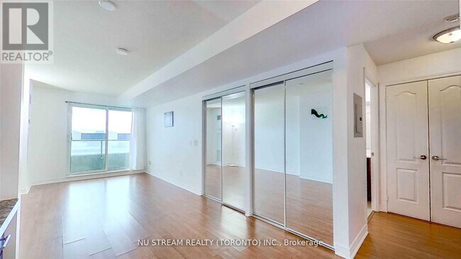 Photo du bâtiment - 70 Town Centre Court