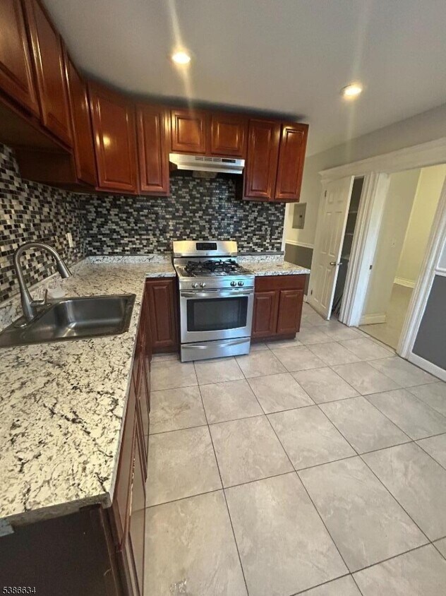 Foto principal - 182 Seymour Ave