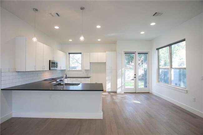 Building Photo - 2310 Westoak Dr