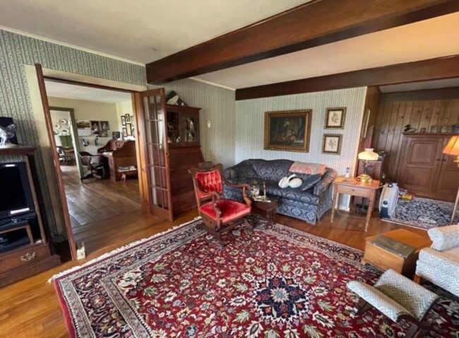 Building Photo - Farmhouse : 4 bed, 2 bath