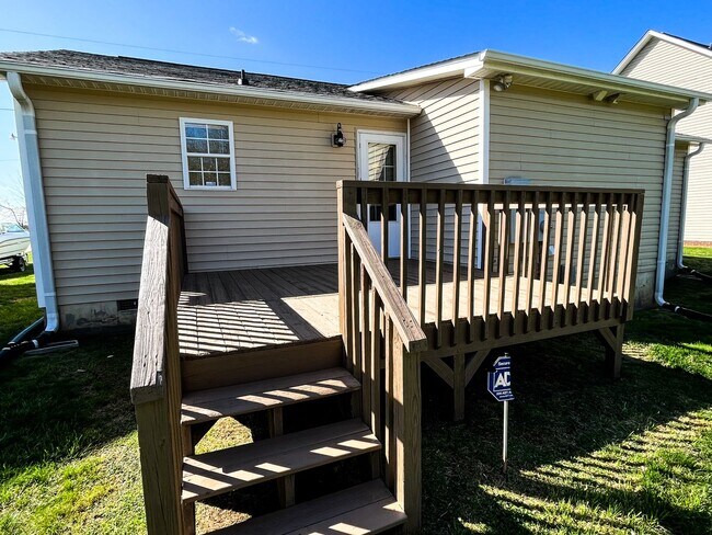 Building Photo - Charming 3 Bedroom 2 Bathroom House