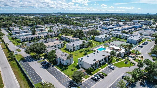 Foto del edificio - 7701 Starkey Rd