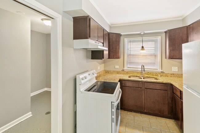 Foto del edificio - 17306 Holmes Ave