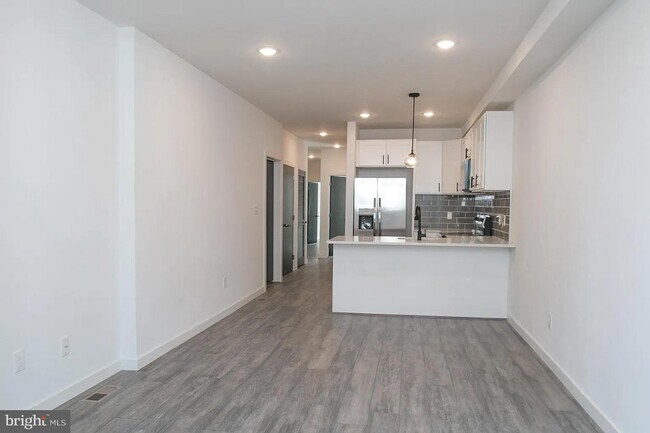 Building Photo - 15 Farson St