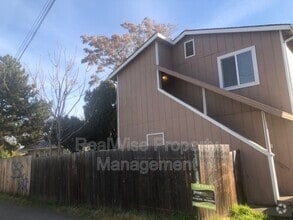 Building Photo - 302 Edwards St