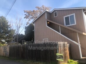 Building Photo - 302 Edwards St