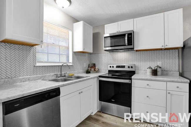 Building Photo - Rhodes Townhomes - RENT FREE FEBRUARY with...