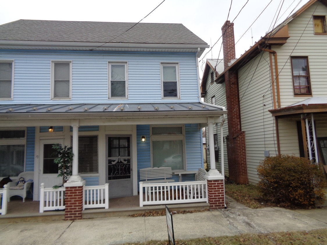 21 E Portland St, Mechanicsburg, PA 17055 Townhome Rentals in