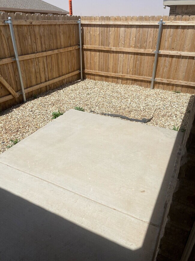 Building Photo - 3 Bedroom Duplex