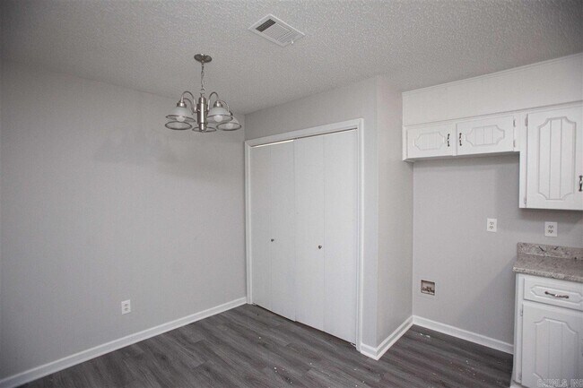 Building Photo - 302 Bellevue Cir