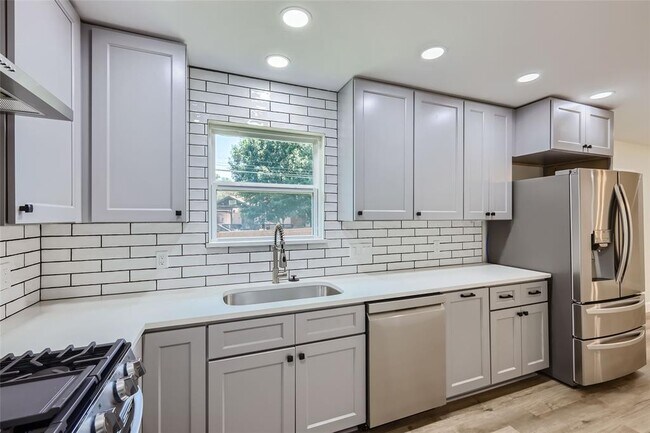 Building Photo - 3501 Santa Fe Dr